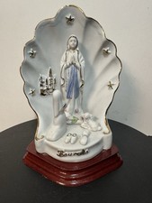 Porzellan-Madonna auf Holz