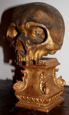 Totenkopf auf Sockel , Memento