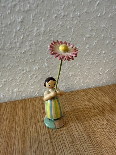 Holzfigur mit roter blume - roter,