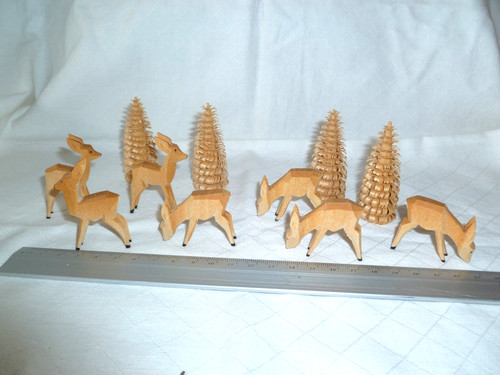 Geschnitzte rehe und bäumchen - und,