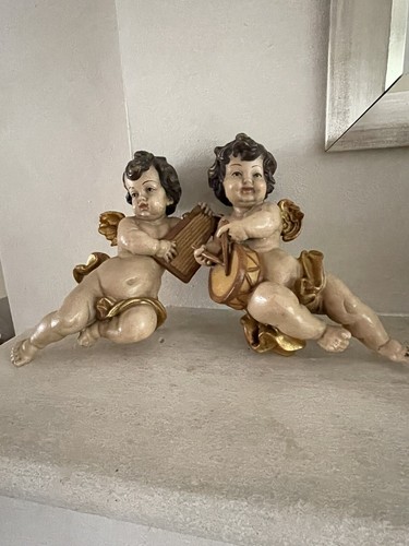 Zwei putten handgeschnitzt - zwei,