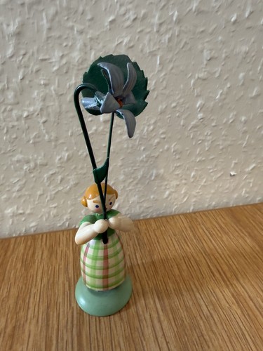 Holzfigur mit blauer - , blume